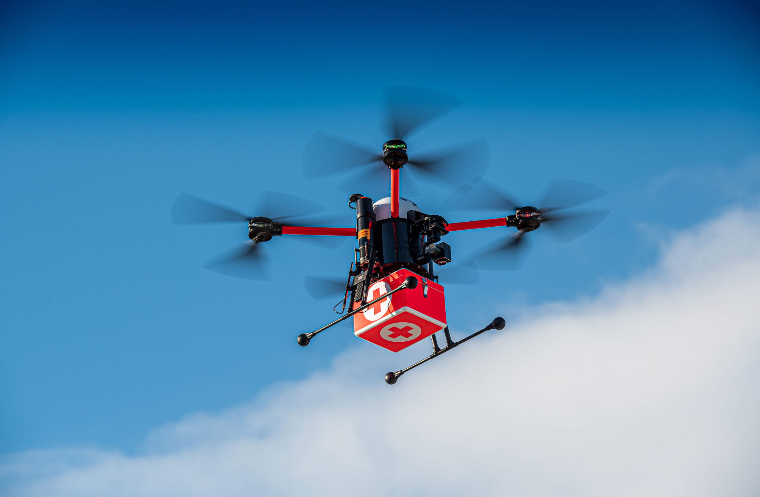 Un drone transportant du matériel médical pour aider ino drone maroc